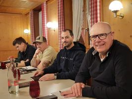 Referenten am Tisch bei Versammlung